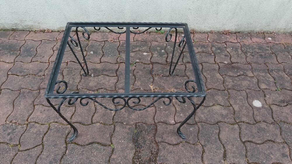 Structure de table basse en fer forg&eacute;
Meubles