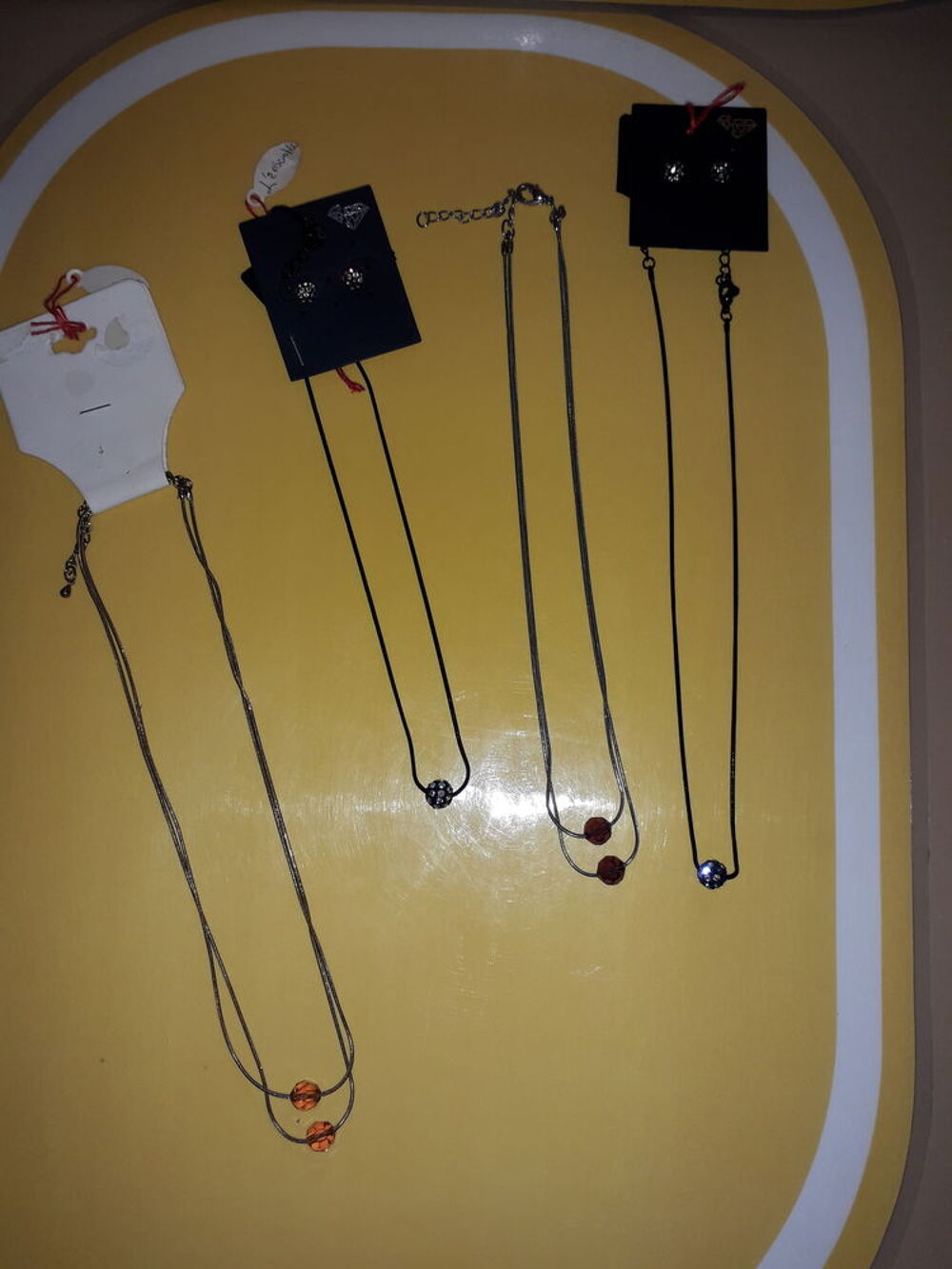BIJOUX FANTAISIES Lot N&deg; 14
Bijoux et montres