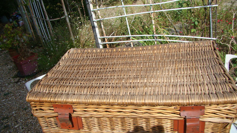 Ancienne malle de voyage en osier
Meubles