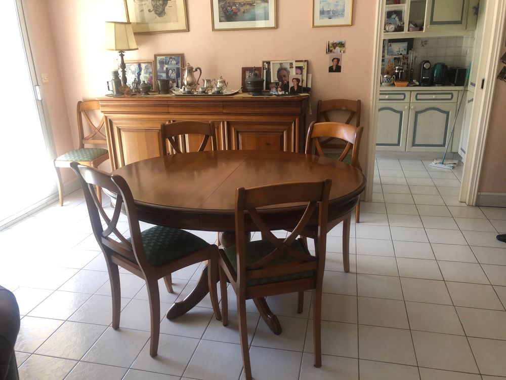Salle &agrave; manger; buffet et table (avec deux rallonges) Meubles
