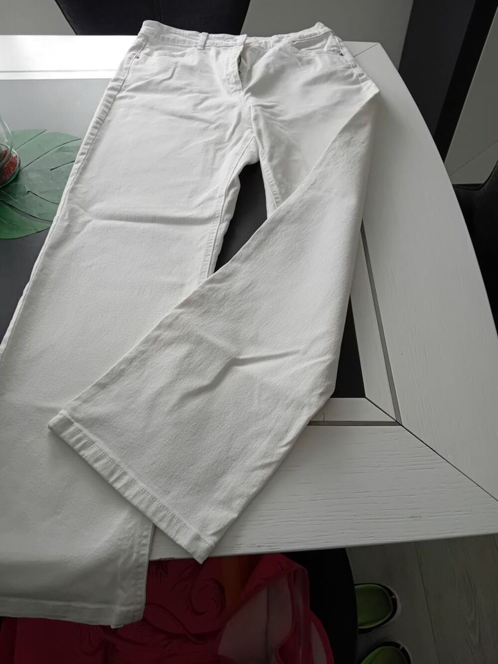 Pantalon blanc. 
Vêtements