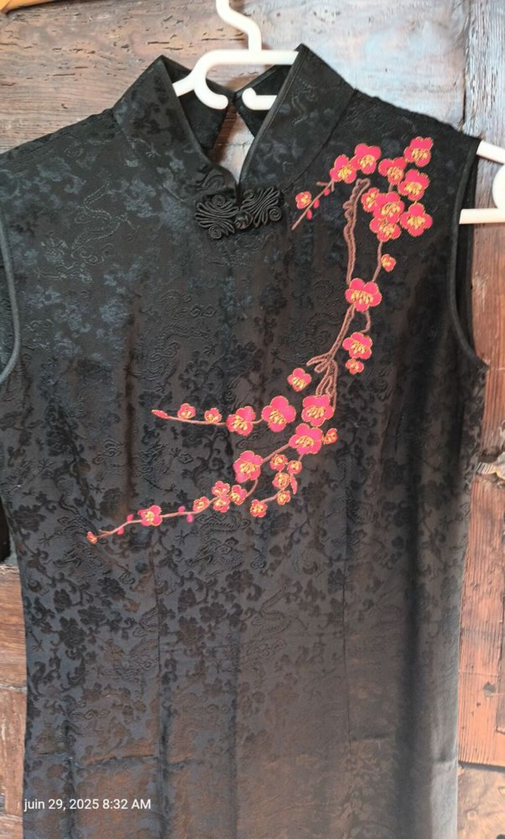 Robe noire &eacute;l&eacute;gante brod&eacute;e &agrave; fleurs rouges Vêtements