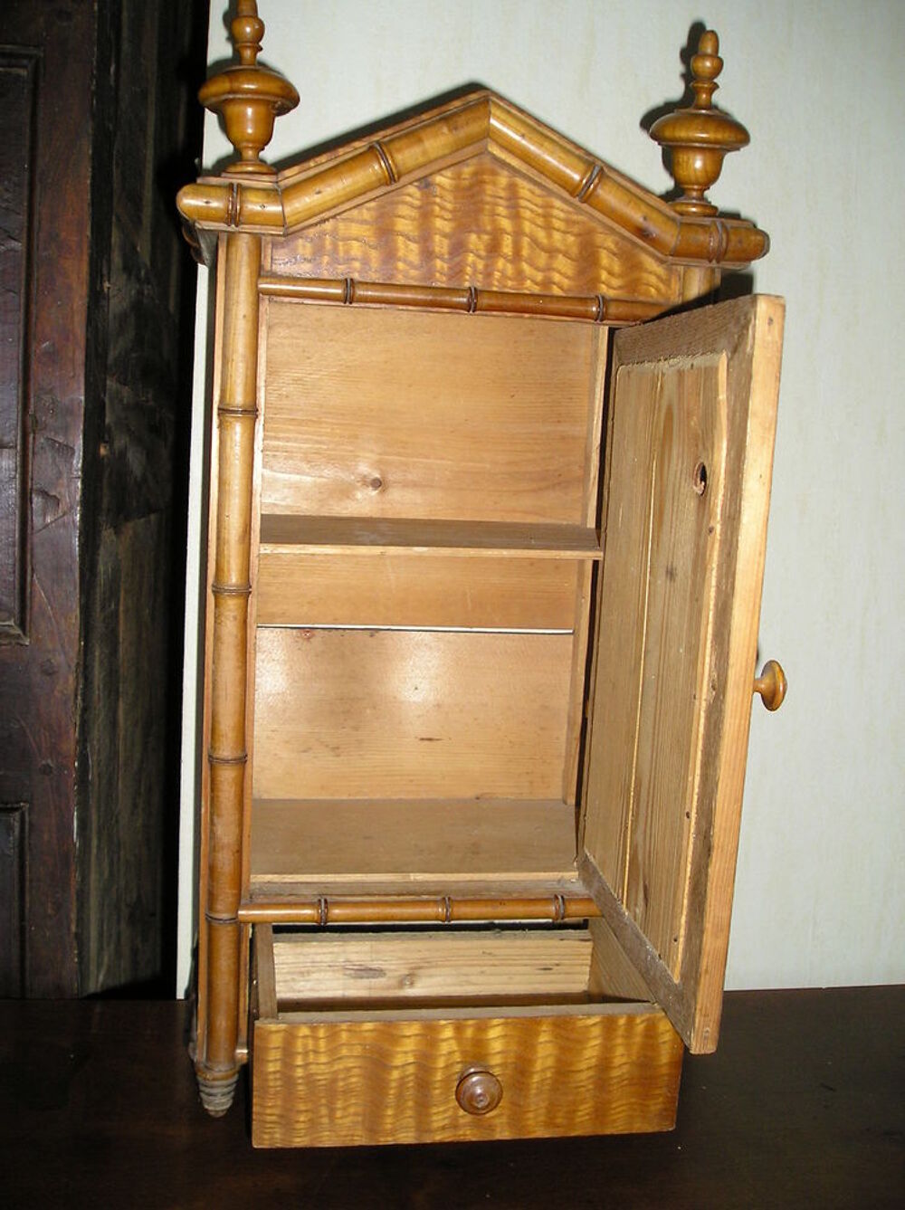 Ancienne armoire de poup&eacute;e 