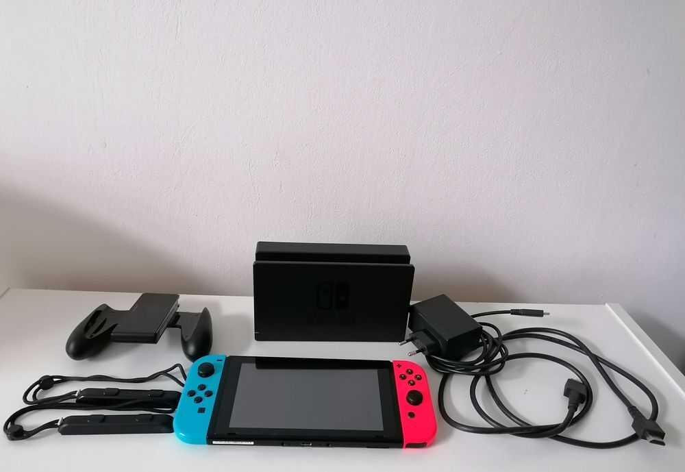 Nintendo switch 1 avec ses accessoires + jeu + sacoche Consoles et jeux vidéos