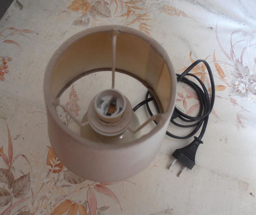 Lampe &agrave; poser beige taupe et abat jour
Décoration