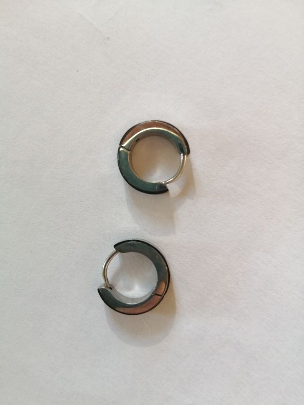 2 PAIRES DE BOUCLES D'OREILLES Bijoux et montres