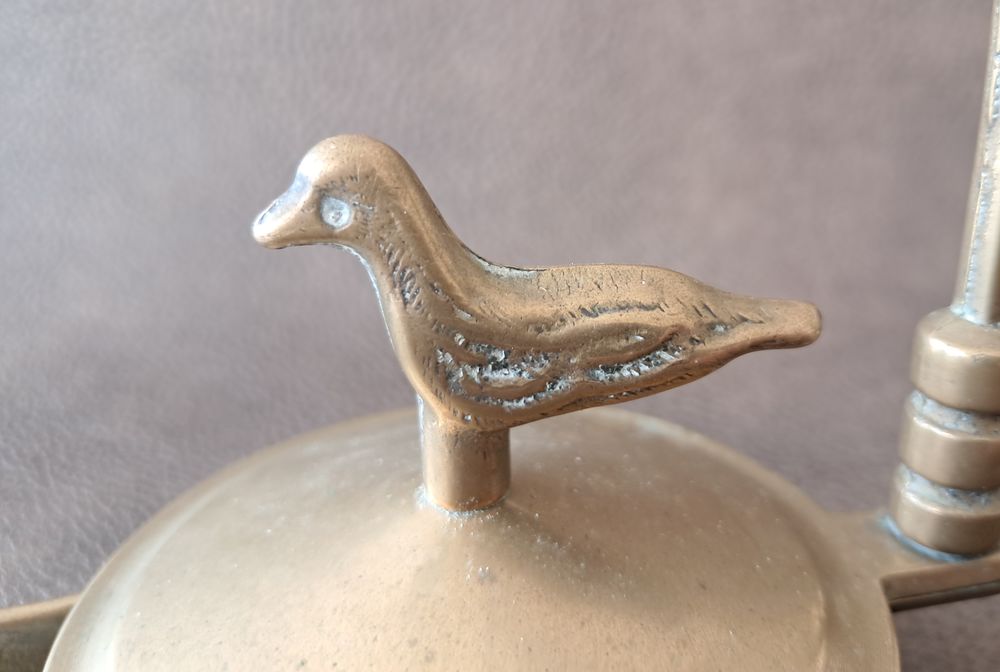 lampe &agrave; huile en laiton surmont&eacute;e d'un oiseau 
Décoration
