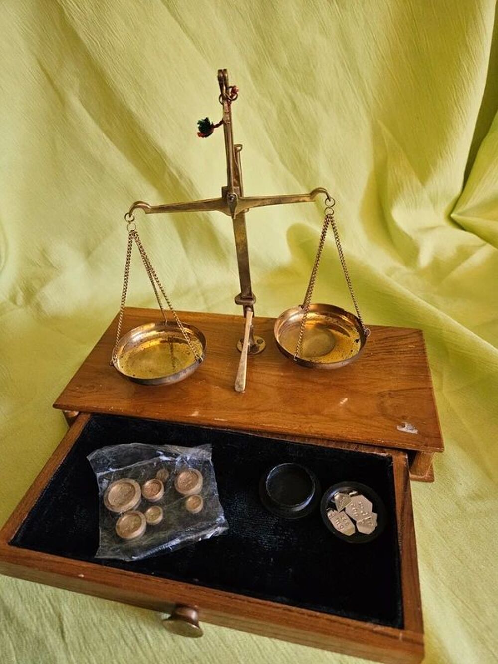 Petite balance de pr&eacute;cision, vintage pour peser m&eacute;taux pr&eacute;ci 