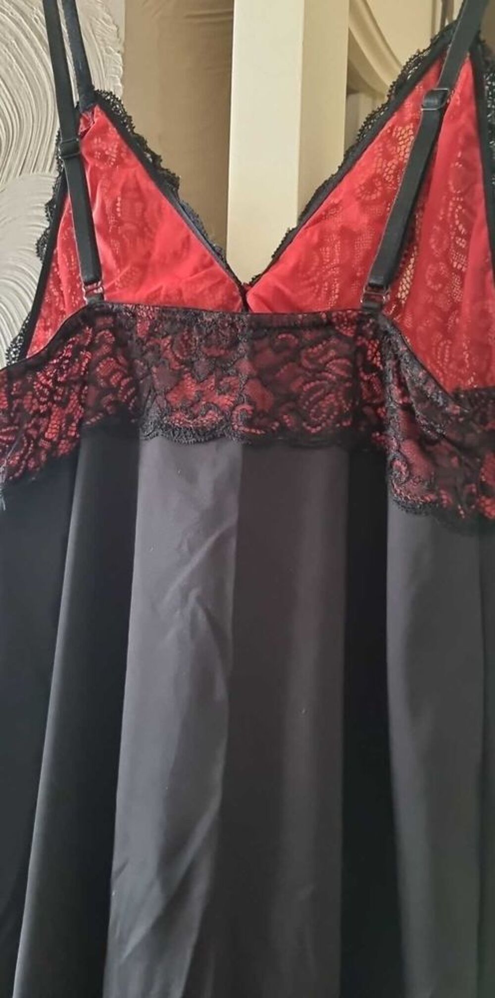Tr&egrave;s jolie nuisette rouge et noir Taille 42.44 Vêtements