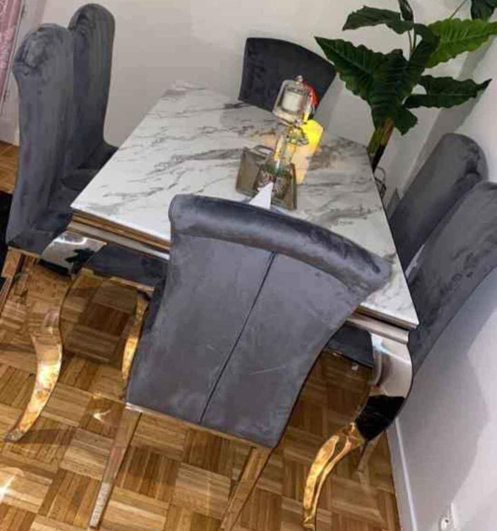 Chaises en velours et table &agrave; manger en marbre Neuves Meubles