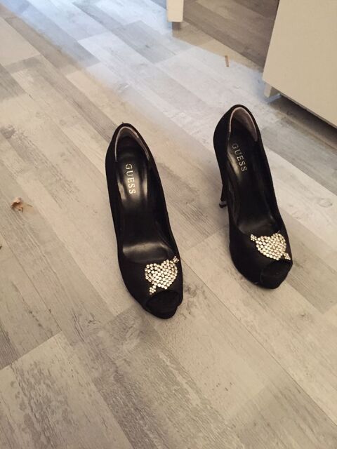  magnifiques  escarpins GUESS 120 Antibes (06)