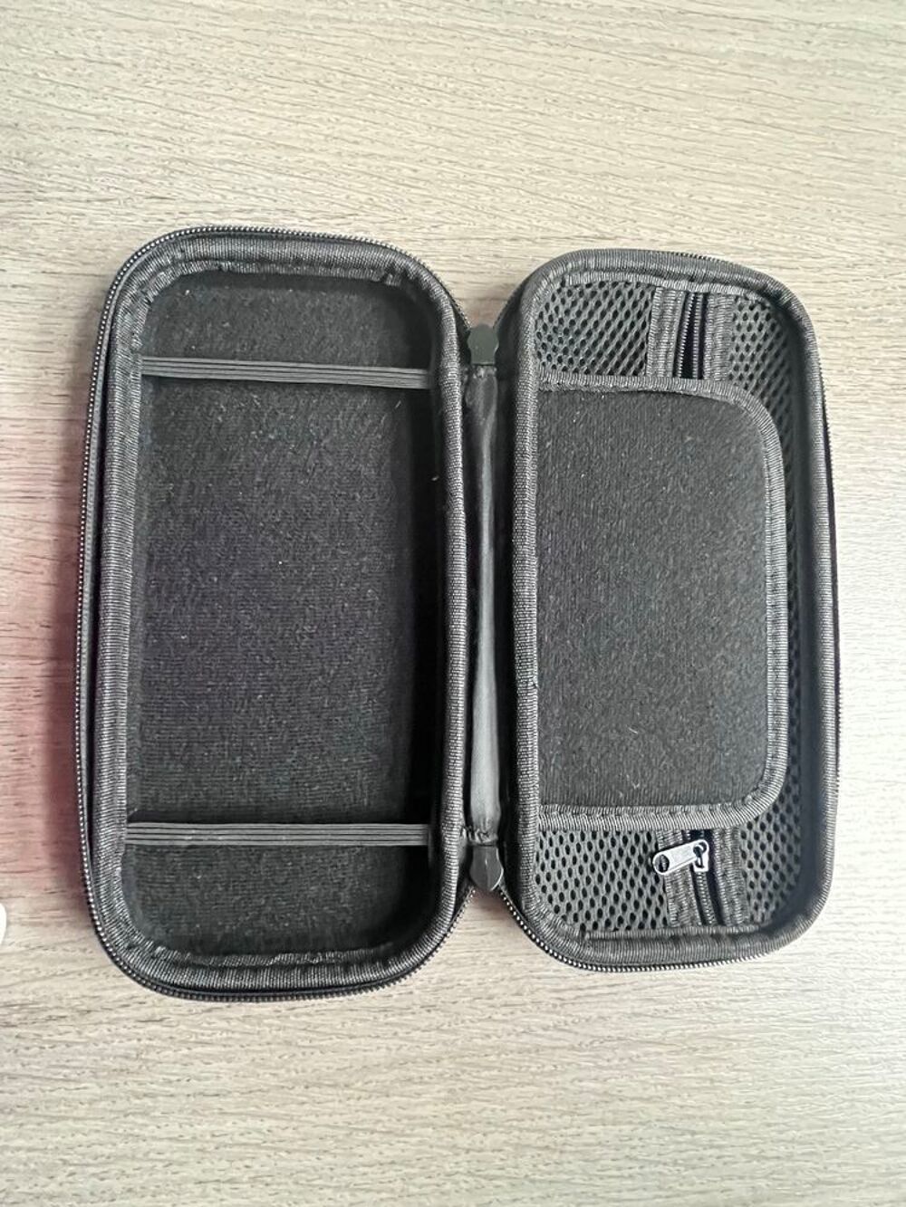 Nintendo Switch Lite �" Tr&egrave;s bon &eacute;tat + Etui + Chargeur + 3 jeux d&eacute;mat&eacute;rialis&eacute;s Consoles et jeux vid�os