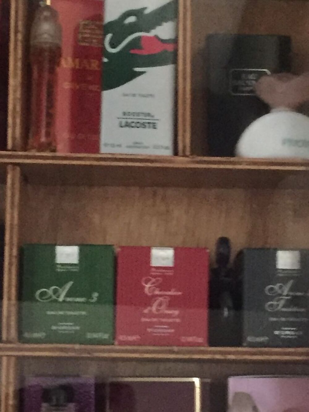 vitrine vendu avec &eacute;chantillons de parfums 