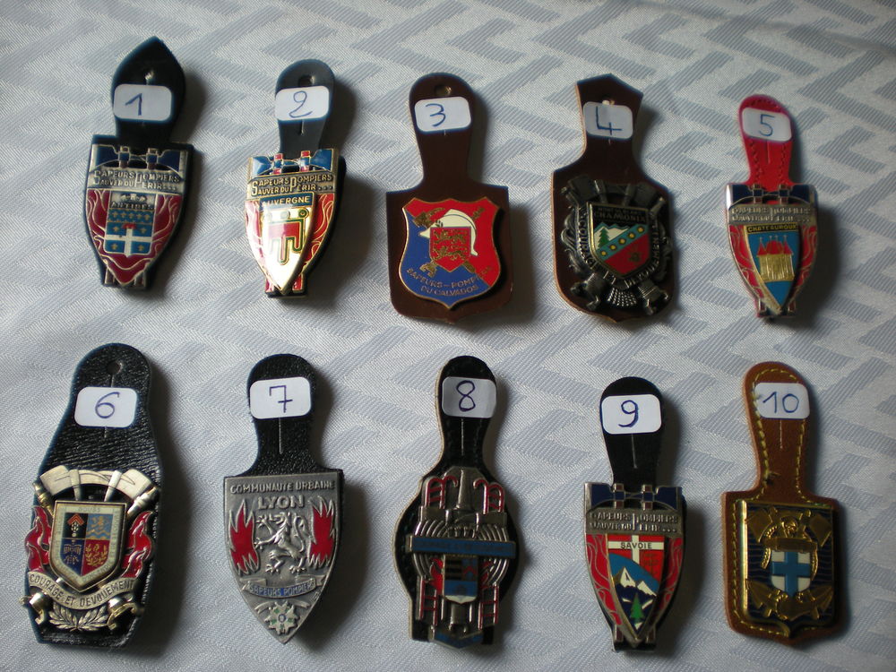diff&eacute;rents insignes de sapeur pompier

