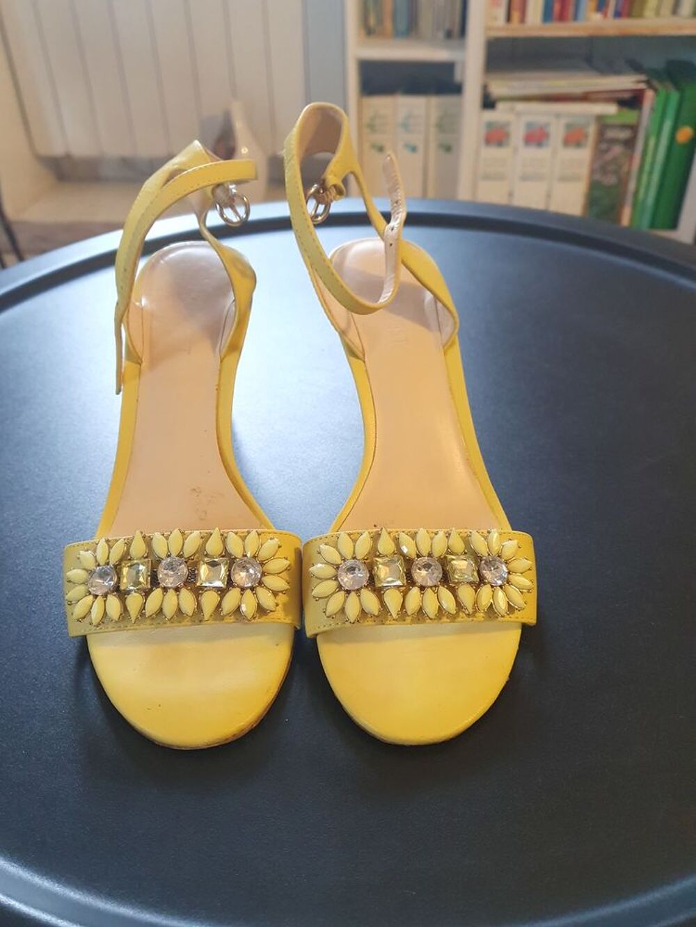 ESCARPINS EN CUIR JAUNE Chaussures