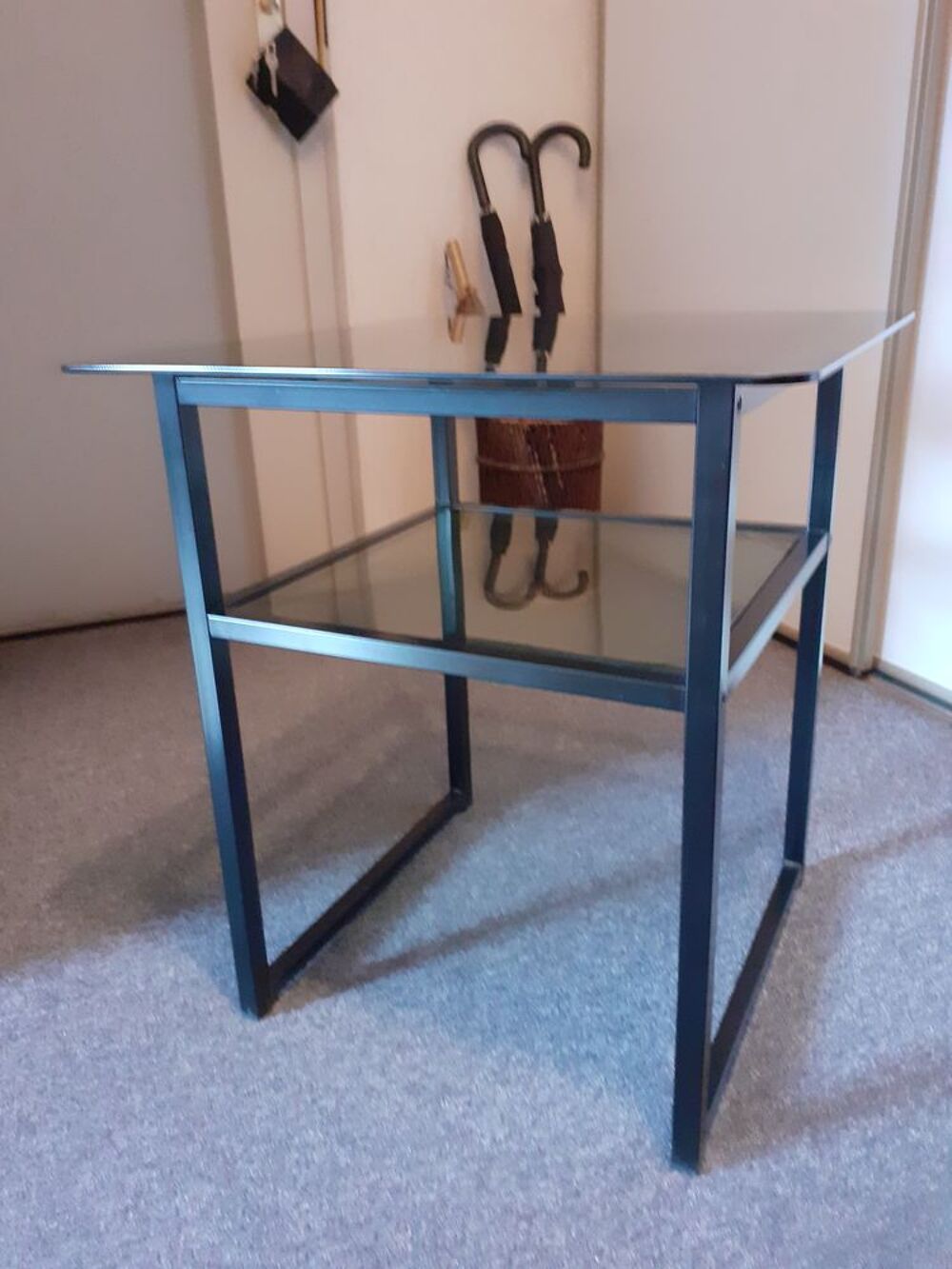 table basse, plateau verre, pieds m&eacute;tal noir - Parfait &eacute;tat. Meubles
