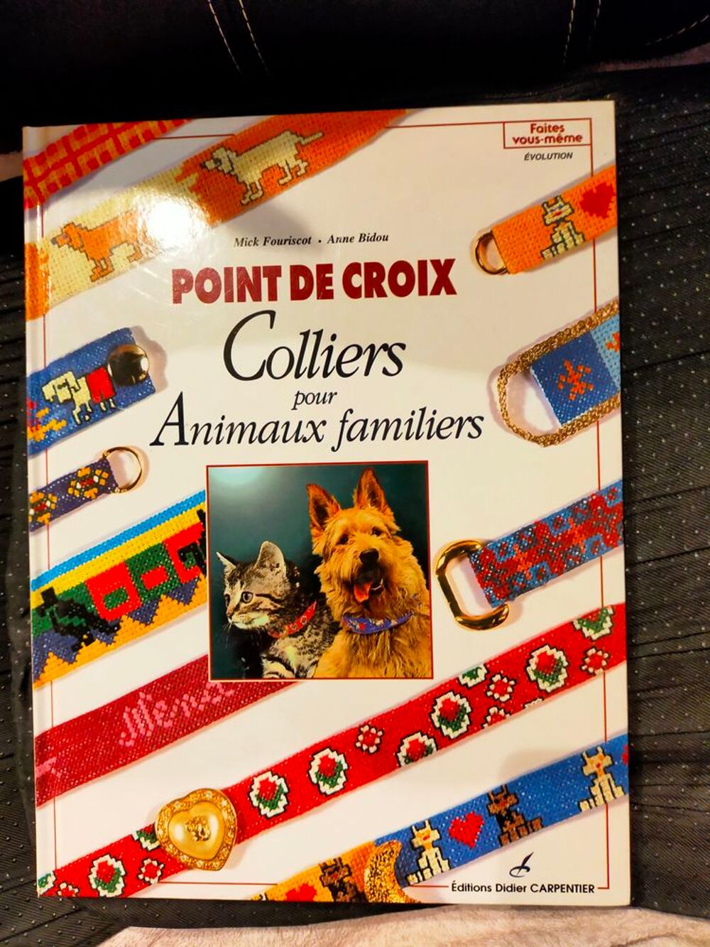 Livre grand format POINT DE CROIX " COLLIERS " Livres et BD