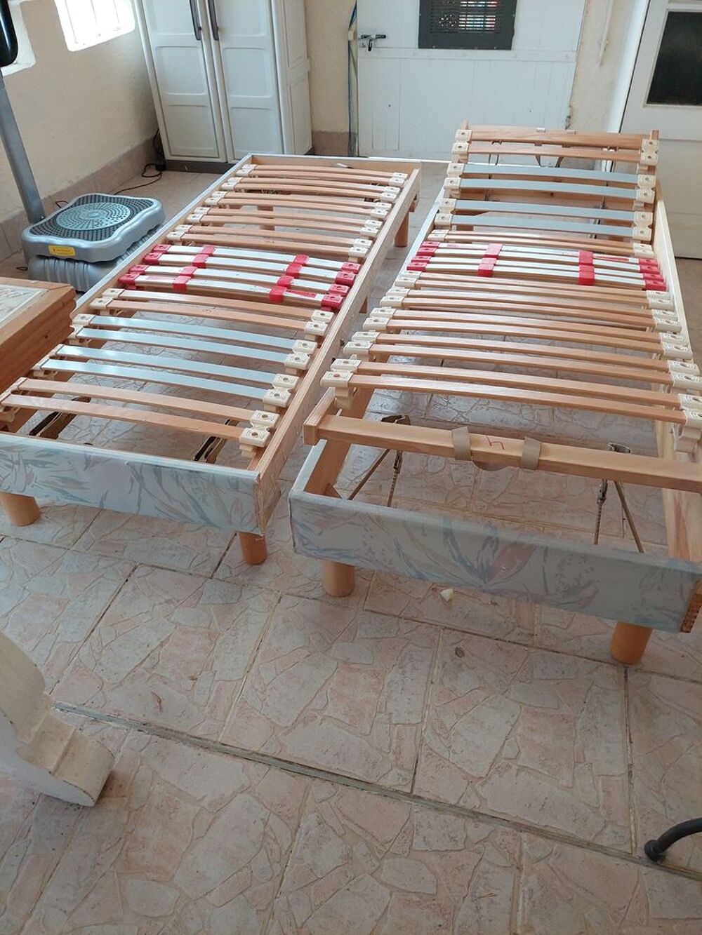 2 lits sommiers &agrave; lattes modulables Meubles