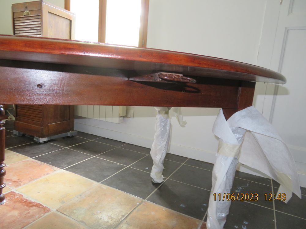 Table ancienne noyer avec rallonges rabattables. Meubles
