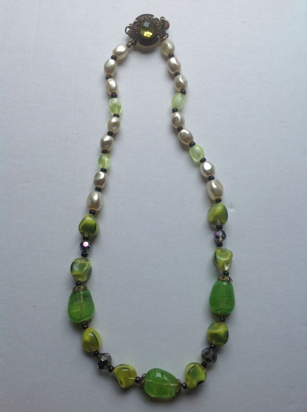 COLLIER FANTAISIE AUX COULEURS VERTES Envoi Possible
Bijoux et montres