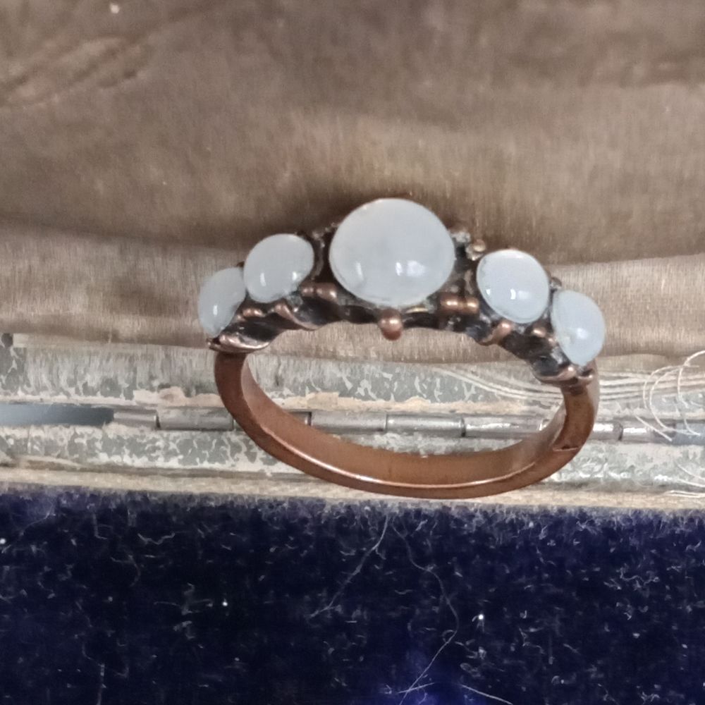 Jolie bague vintage cabochons blancs translucides Bijoux et montres