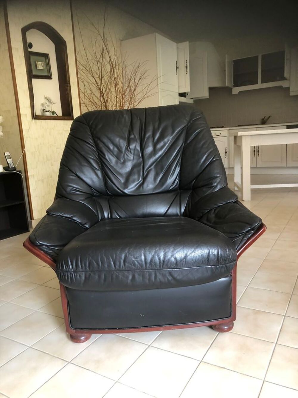 Lots de quatre fauteuils noirs en cuir 1 pouf 1 repose pieds Meubles