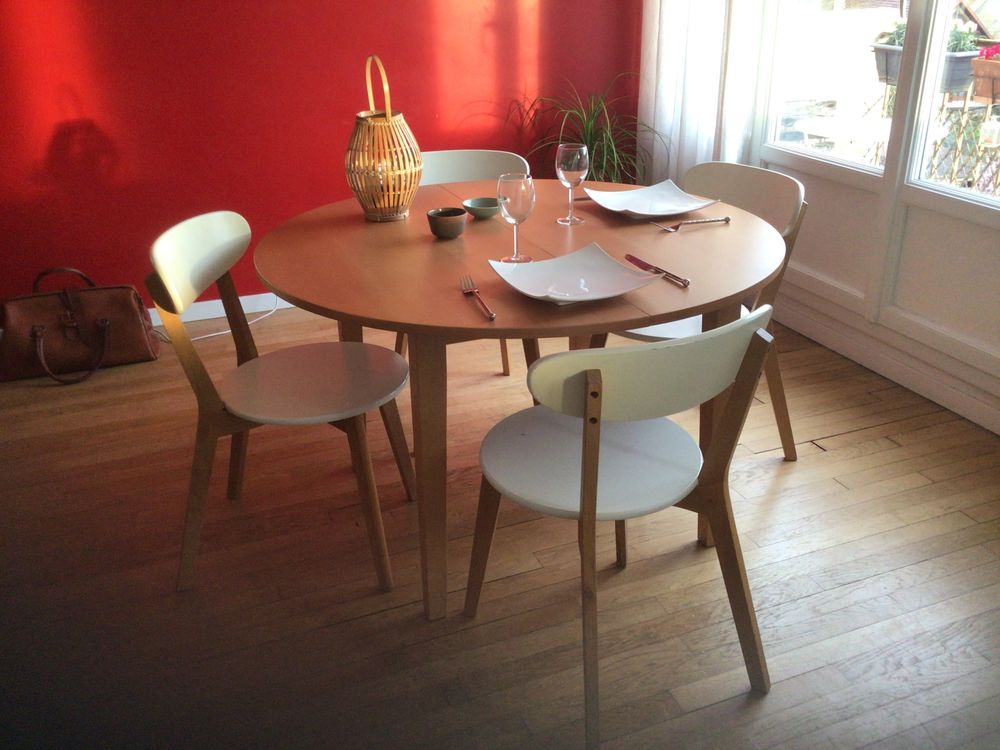 Table ronde extensible et 4 chaises Meubles