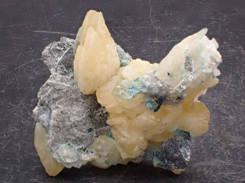 Mimétite (Vive fluorescence sous UV longs) Pingtoulin Mine , 78 Bertrichamps (54)