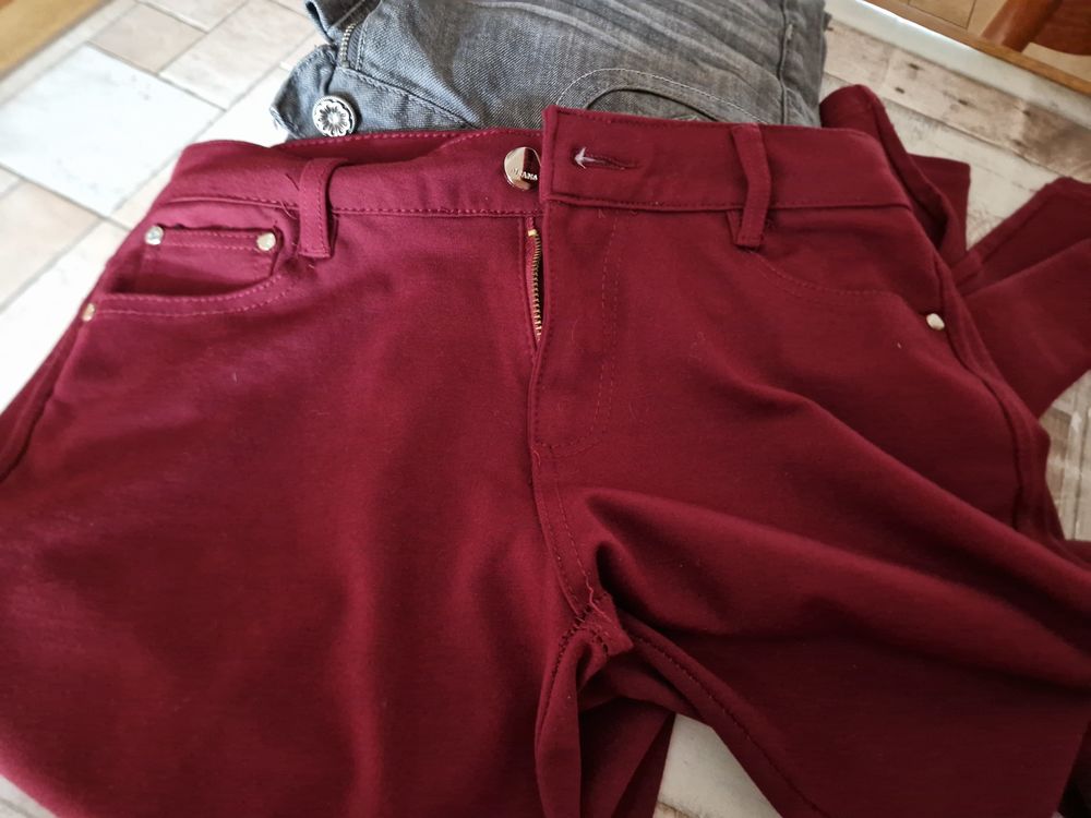 Pantalon de couleur bordeau Vêtements