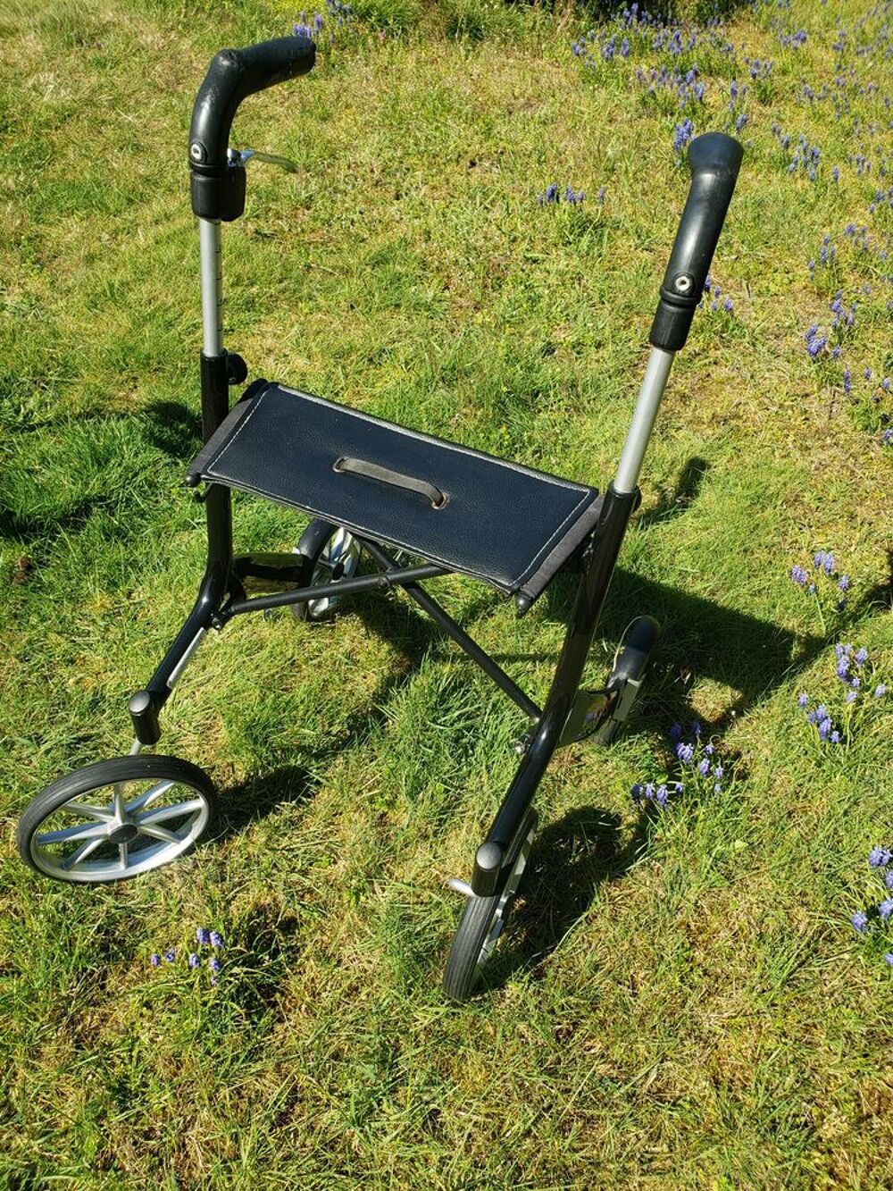 D&eacute;ambulateur TRUST pliable 4 roues freins plateau d'assise Meubles