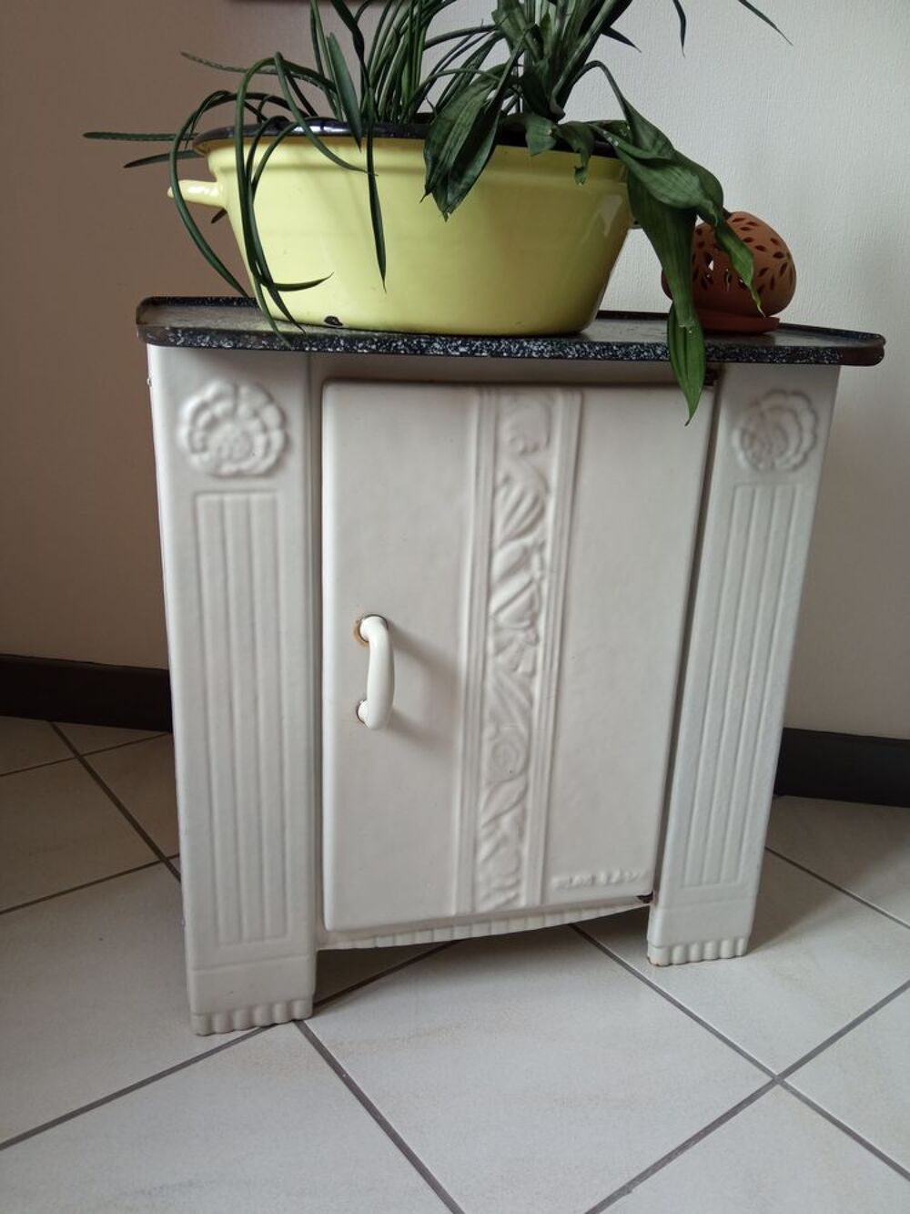 Meuble fer &eacute;maill&eacute; blanc Meubles
