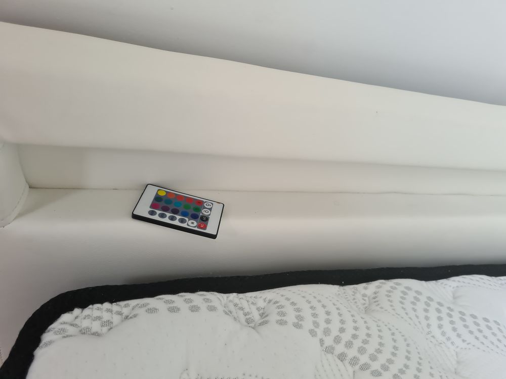 Encadrement lit cuir blanc et son sommier lattes 2&times;2 Meubles