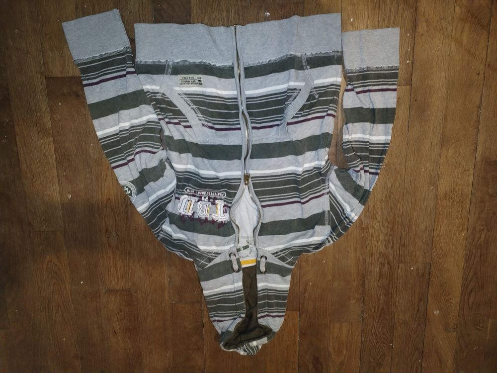 Gilet / sweat &agrave; capuche (Taille 134/140) Vtements enfants