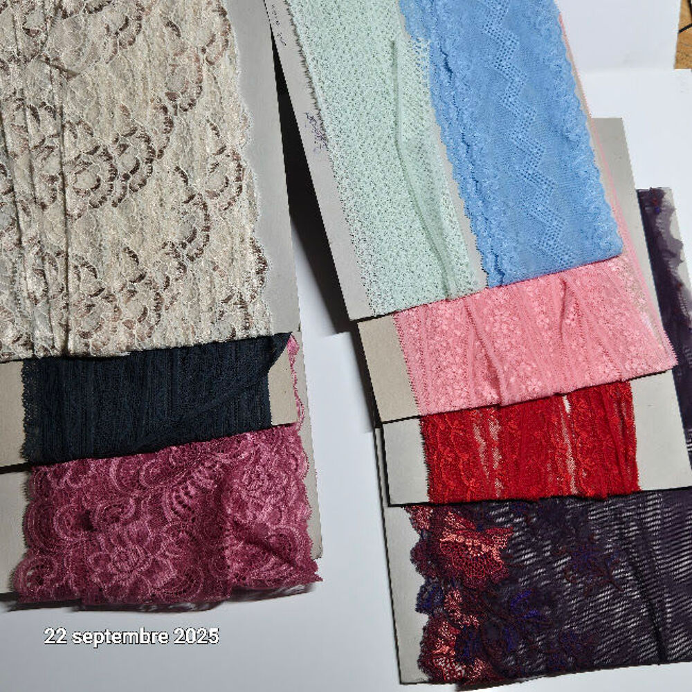 8 morceaux de dentelles de Calais vert fonc&eacute;, cr&egrave;me , bleues V�tements