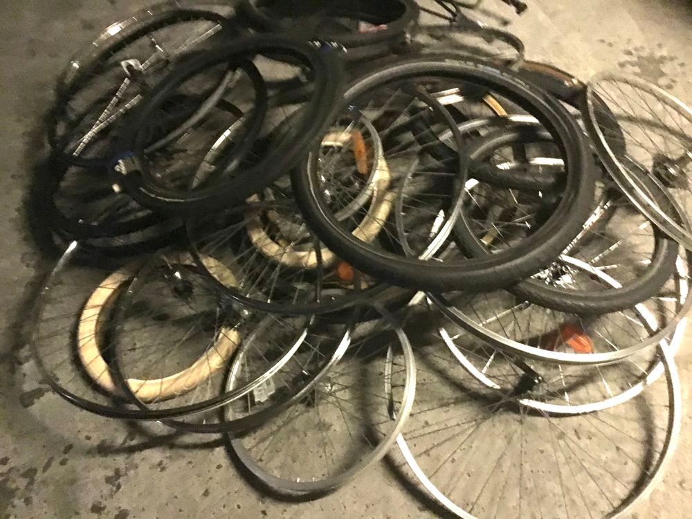 LOT IMPORTANT D'ACCESSOIRES POUR VELO
Vélos