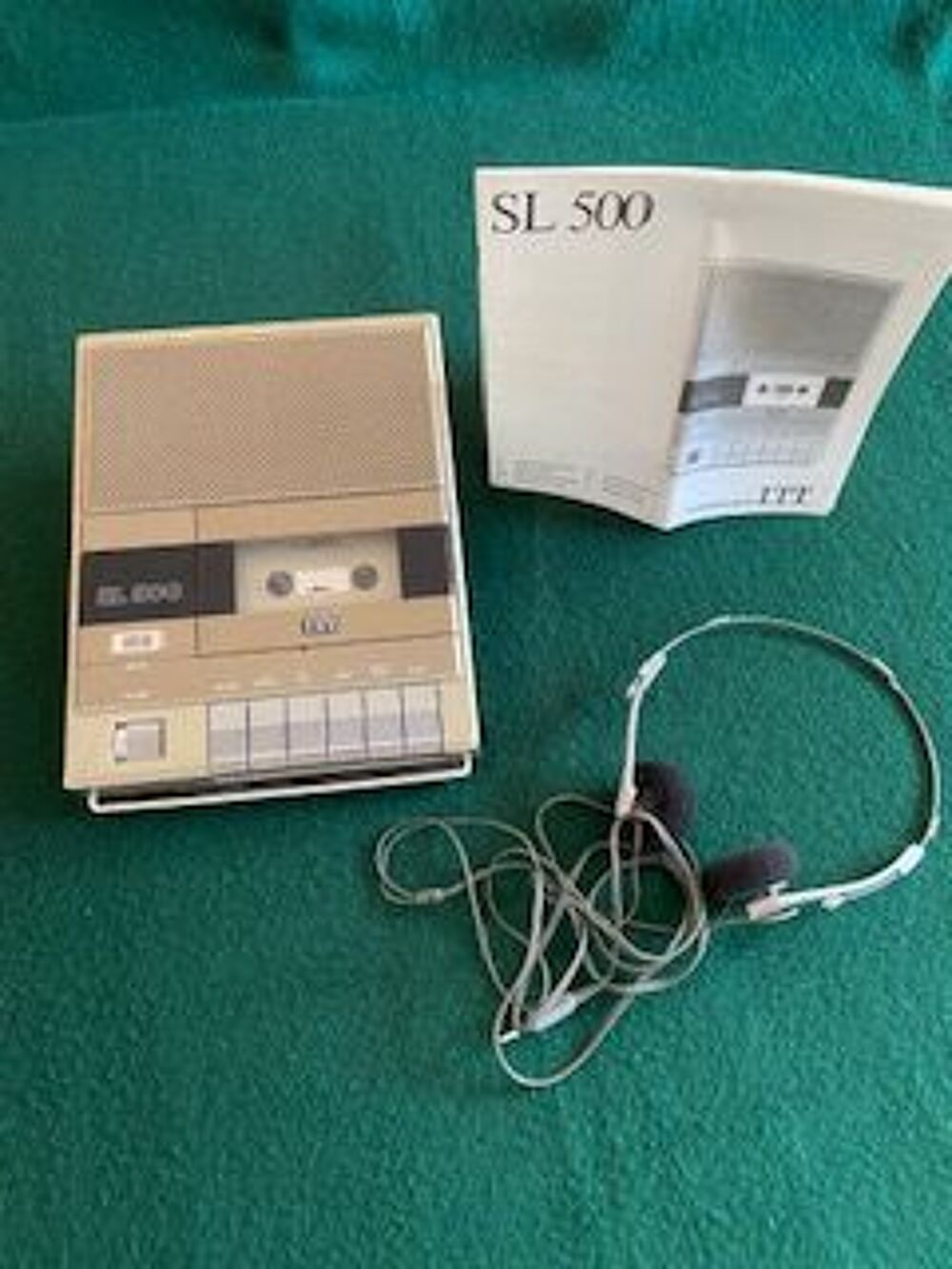Magn&eacute;tophone + casque 
Gris - 24x19x5 cm
Audio et hifi