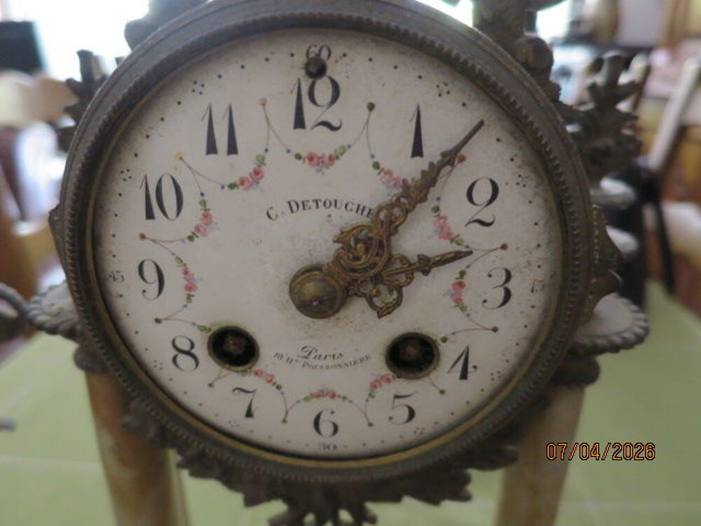 PENDULE ANCIENNE avec 2 cand&eacute;labres 