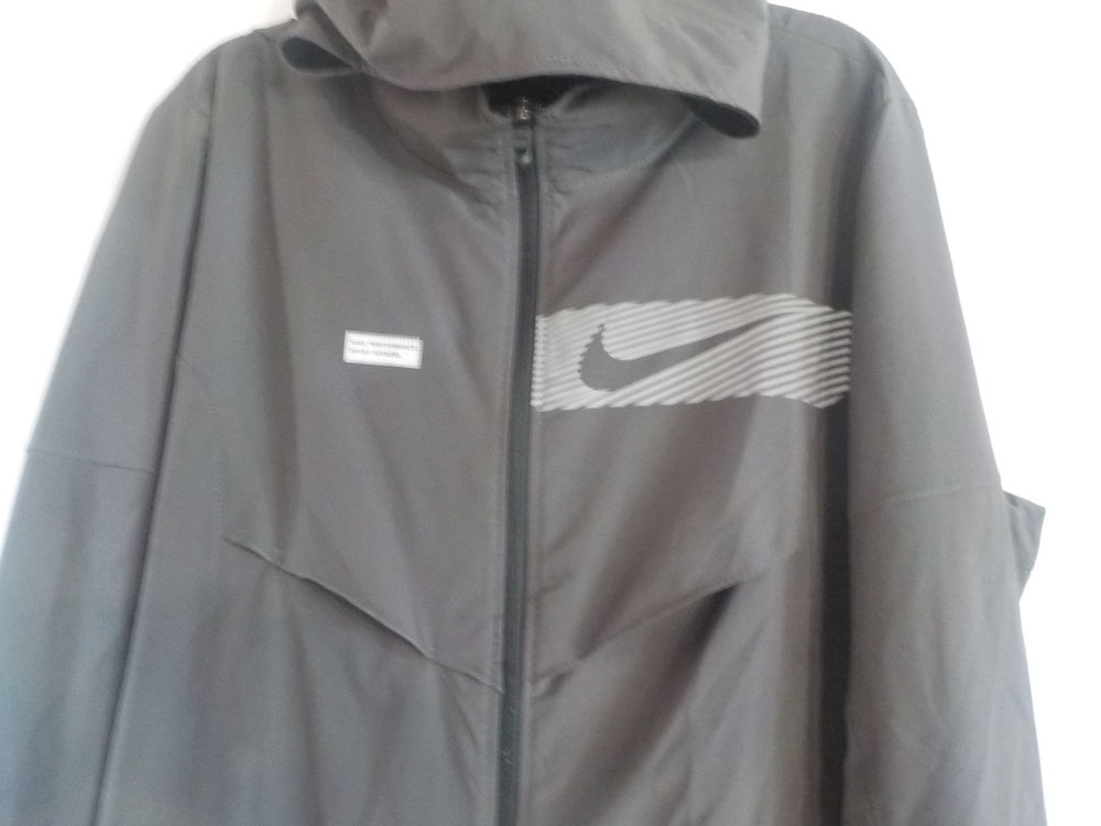 VESTE DE JOGGING A CAPUCHE GRIS FONCE NIKE DRI-FIT TAILLE L Vêtements
