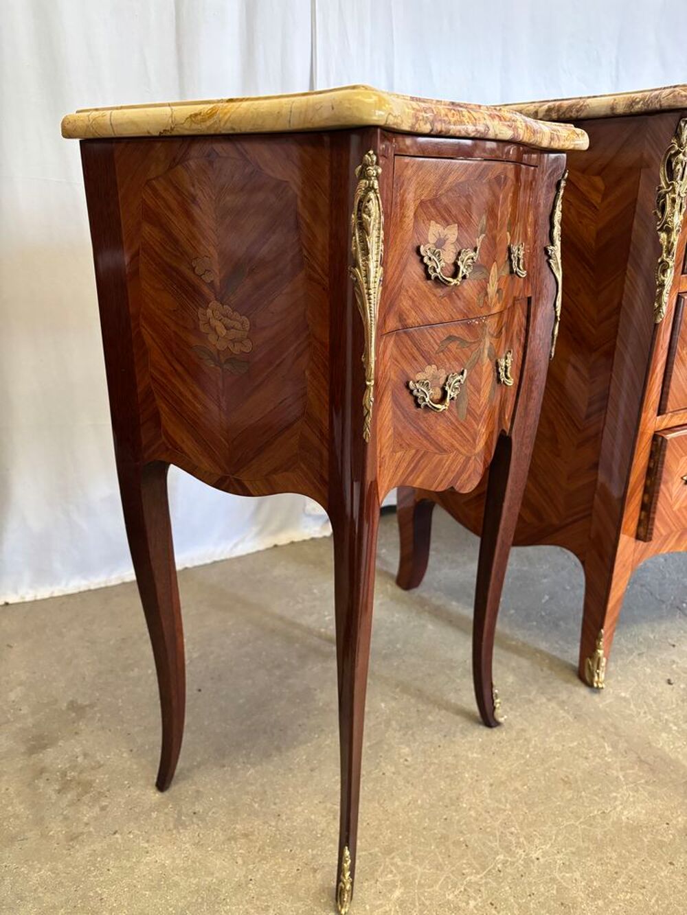 Ensemble Louis XV ? Commode galb&eacute;e &amp; paire de chevets Meubles