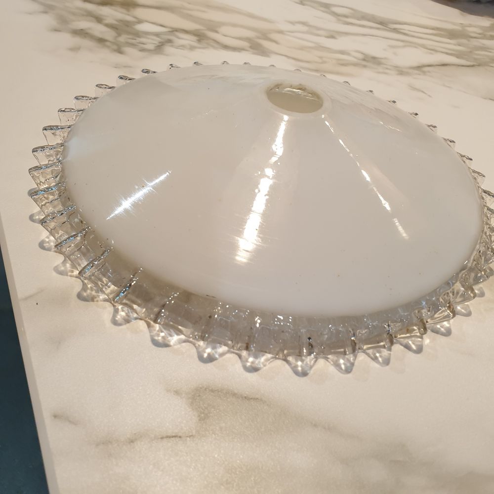Abat-jour Suspension blanc ancien en verre opaline dentel&eacute; Décoration