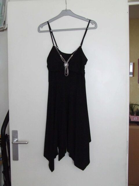 Robe de soirée courte, asymétrique et strass. Noir. T. Uniqu 12 Bagnolet (93)