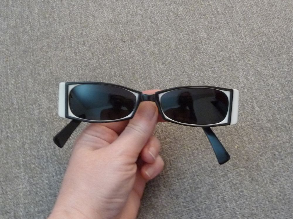 Lunette de Soleil Rectangle Plastique Noir et Blanc-Traction Bijoux et montres