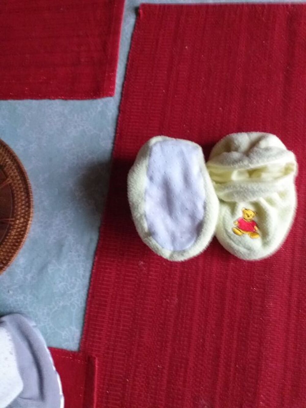 2 PAIRES DE CHAUSSONS + MOUFLES GARCON TAILLE 6/12 MOIS Puériculture