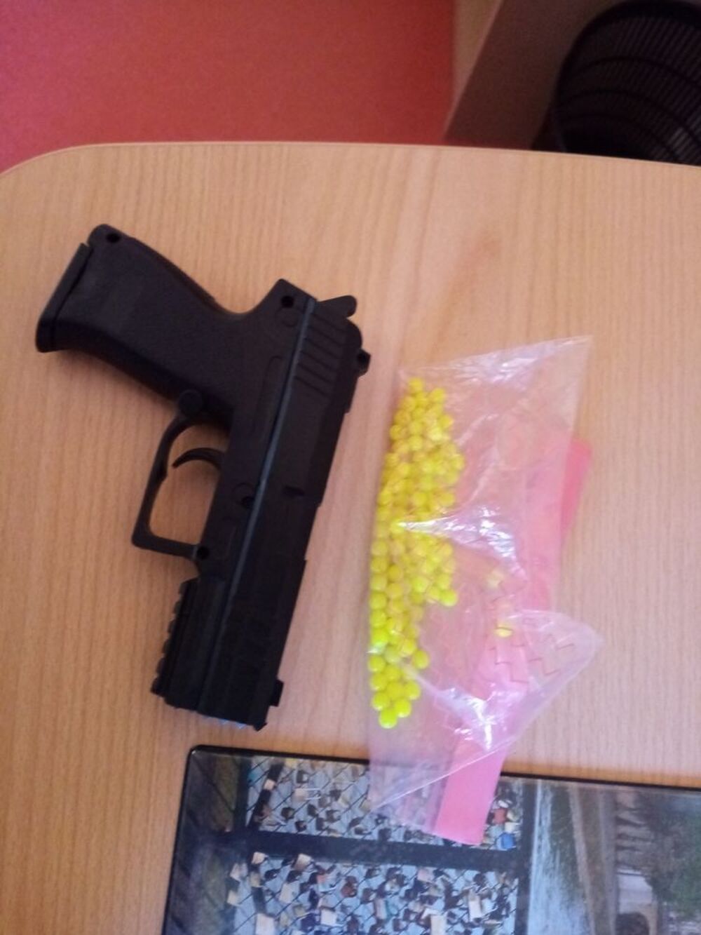 Pistolet &agrave; bille en plastique Jeux / jouets