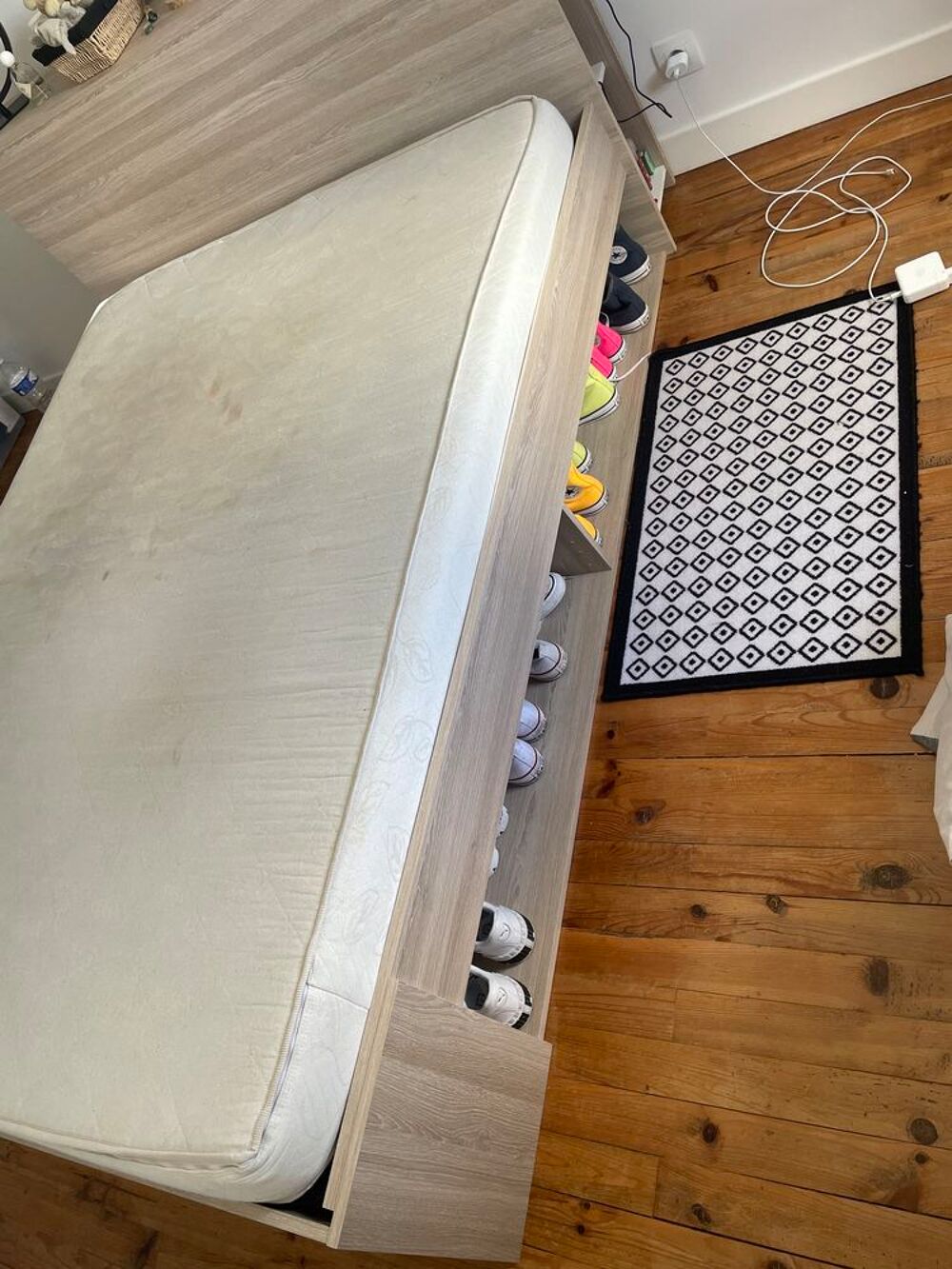 Lit avec sommier et matelas 140x200 Meubles