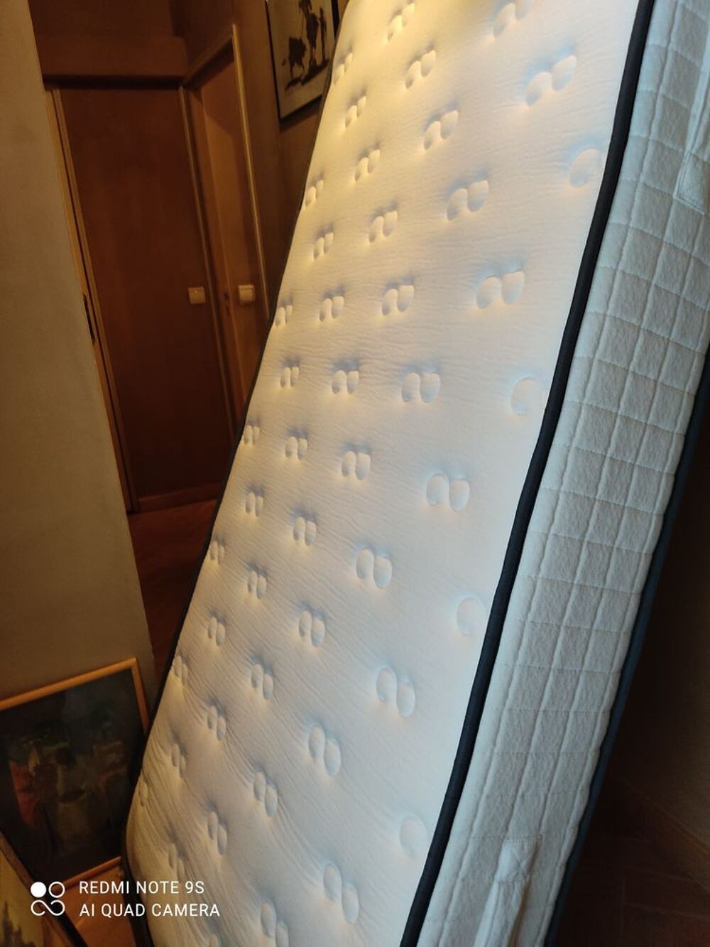  A saisir 2 matelas mousse hte densit&eacute; 190X90 cm. Décoration