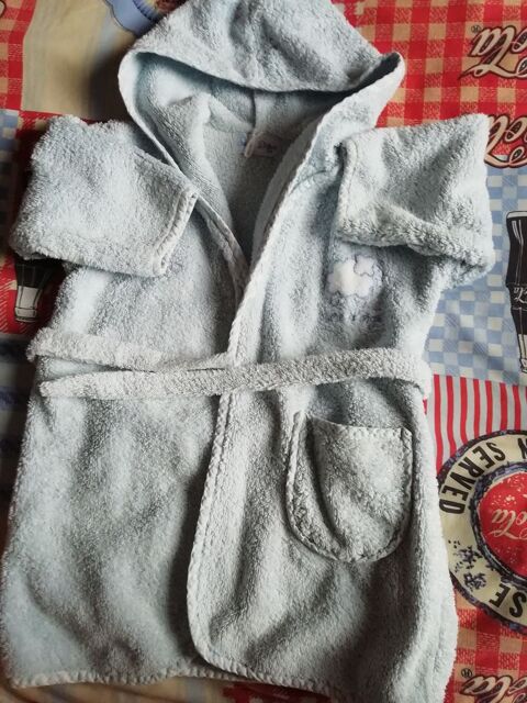 peignoir bleu ciel 
marque SUCRE D ORGE
Taille  : 2 ans
4 Alenon (61)