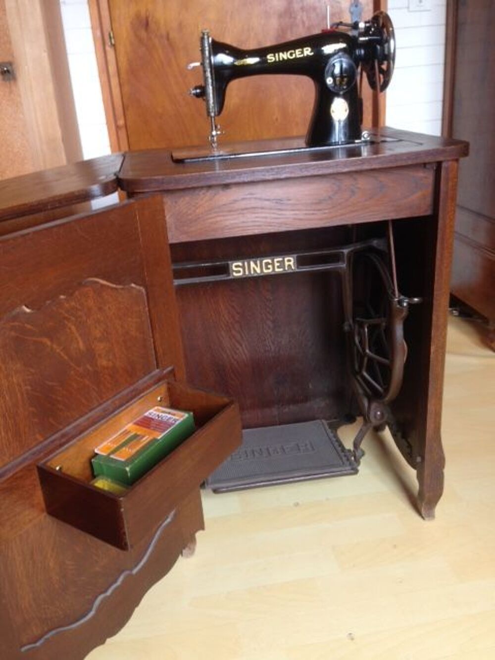 Machine &agrave; coudre ancienne. Meubles