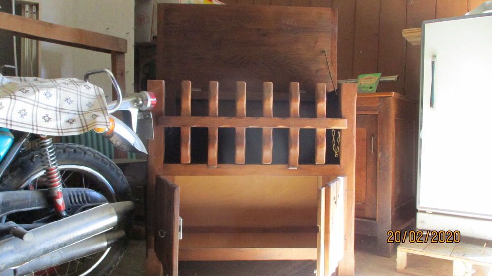 Meuble TV ou Autre en Bois Marron. Décoration