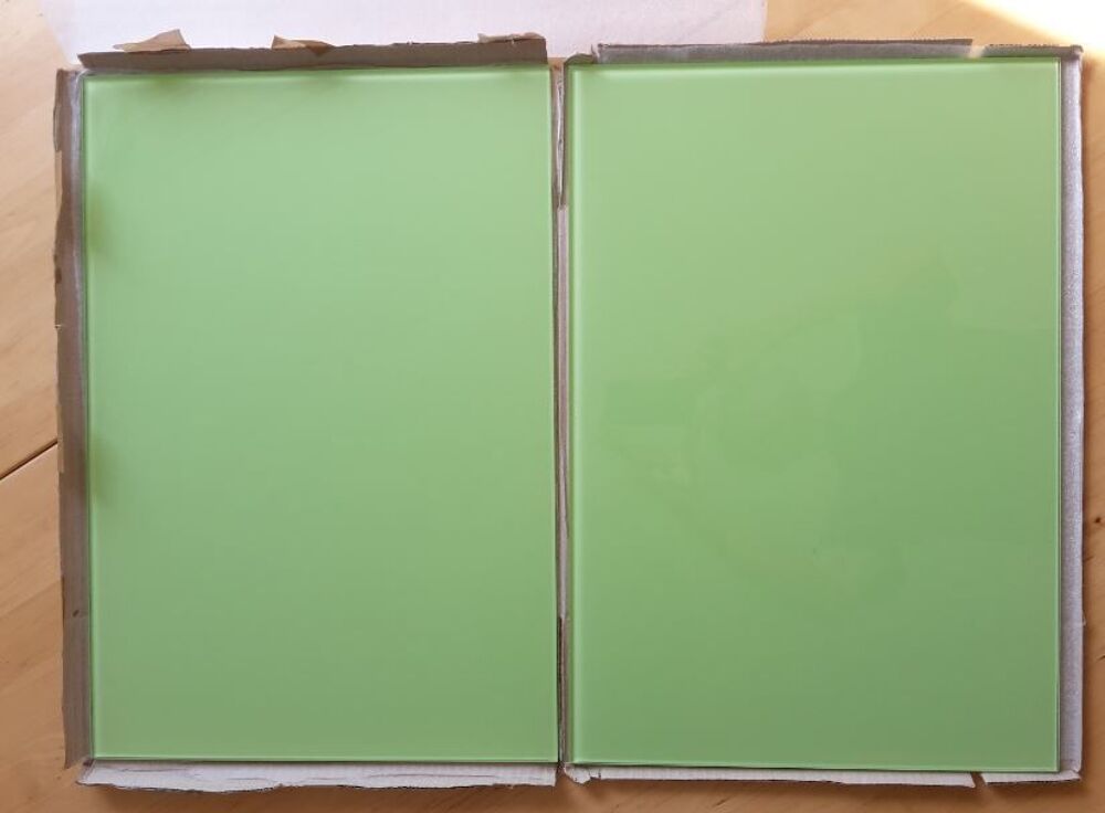 A saisir sur place, 2 tablettes en verre 50x34 couleur VERT Décoration